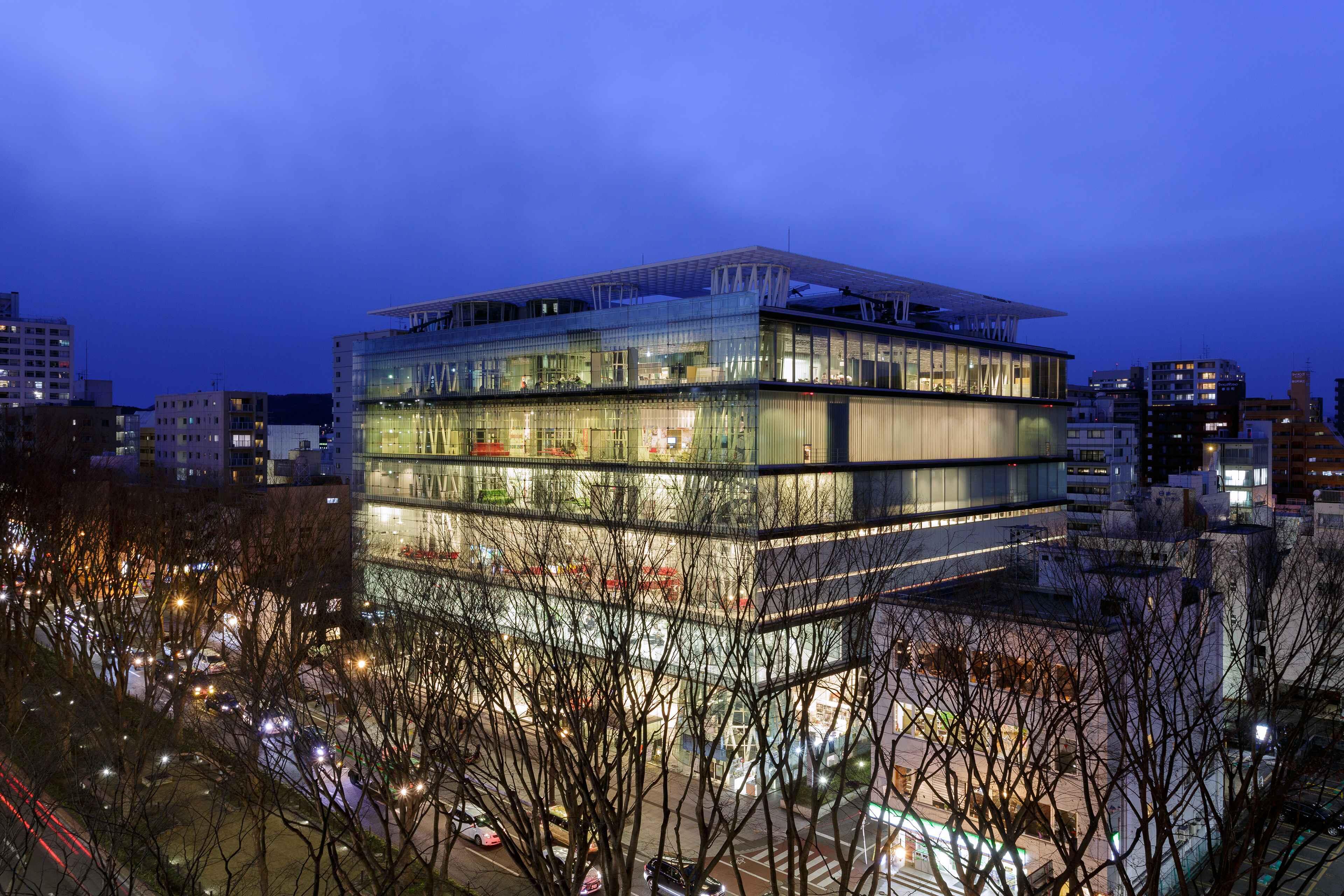 写真 メディアテーク外観2018夜
