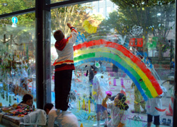 ガラスに絵をかく子供たち