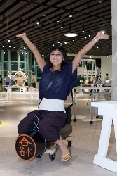 会場を訪れた女性。のりもの双六でテンションが上がる