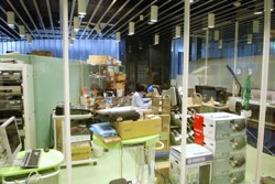 アーカイブのための作業をいつも通り進めるスタッフもいます。