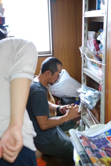 モノを選ぶ小山田さん