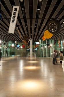 無断駐車禁止(?)の看板、タイヤ、オレンジのかご