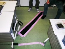 配線でつまづかないよう、しっかり養生します