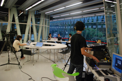 被災地での写真救出「思い出サルベージ」番組配信中の様子