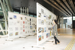 アイディアスケッチに見入る観覧者