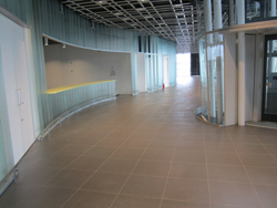 墨色のピータイルの続く床