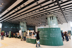 1階資料室 わすれン！や図書館に集められた諸資料の展示や、復興に向け、いまも続くさまざまな活動を、活動者のみなさんに直接紹介していただきました。