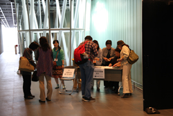 受付の様子。和やかに歓談しながらボランティアが受付対応をおこないます