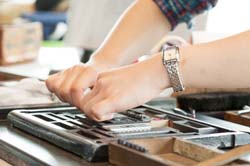 活字を植える(植字)作業中の手の動き