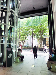 建物の中から外へ。どこから外?