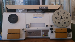 16ミリフィルムはこの検査機で傷みがないか都度調べます。