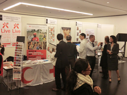 距離感も近く対話も見られる展示ブース