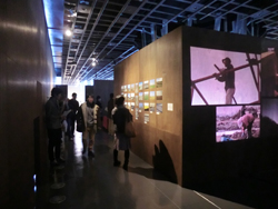 多くの来場者が熱心に見つめるわすれン!の展示会場