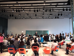 「自由参加型公開会議」の文字通り、オープンスペースで開催