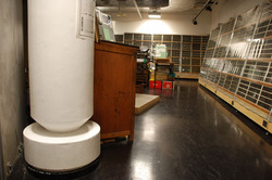 免震的構造の柱(地下一階準備室)