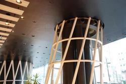 1階の天井で溶接作業の跡が確認できます