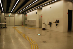 トイレまで続く点字ブロック(2f)