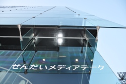 ダブルスキンに大きくかかれたせんだいメディアテークのロゴタイプ