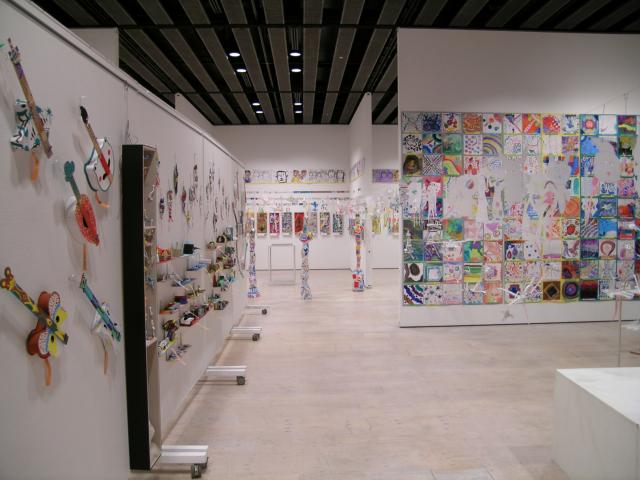 立体物の壁面固定や、上下に作品を展示するときはピン打ちが不可欠。