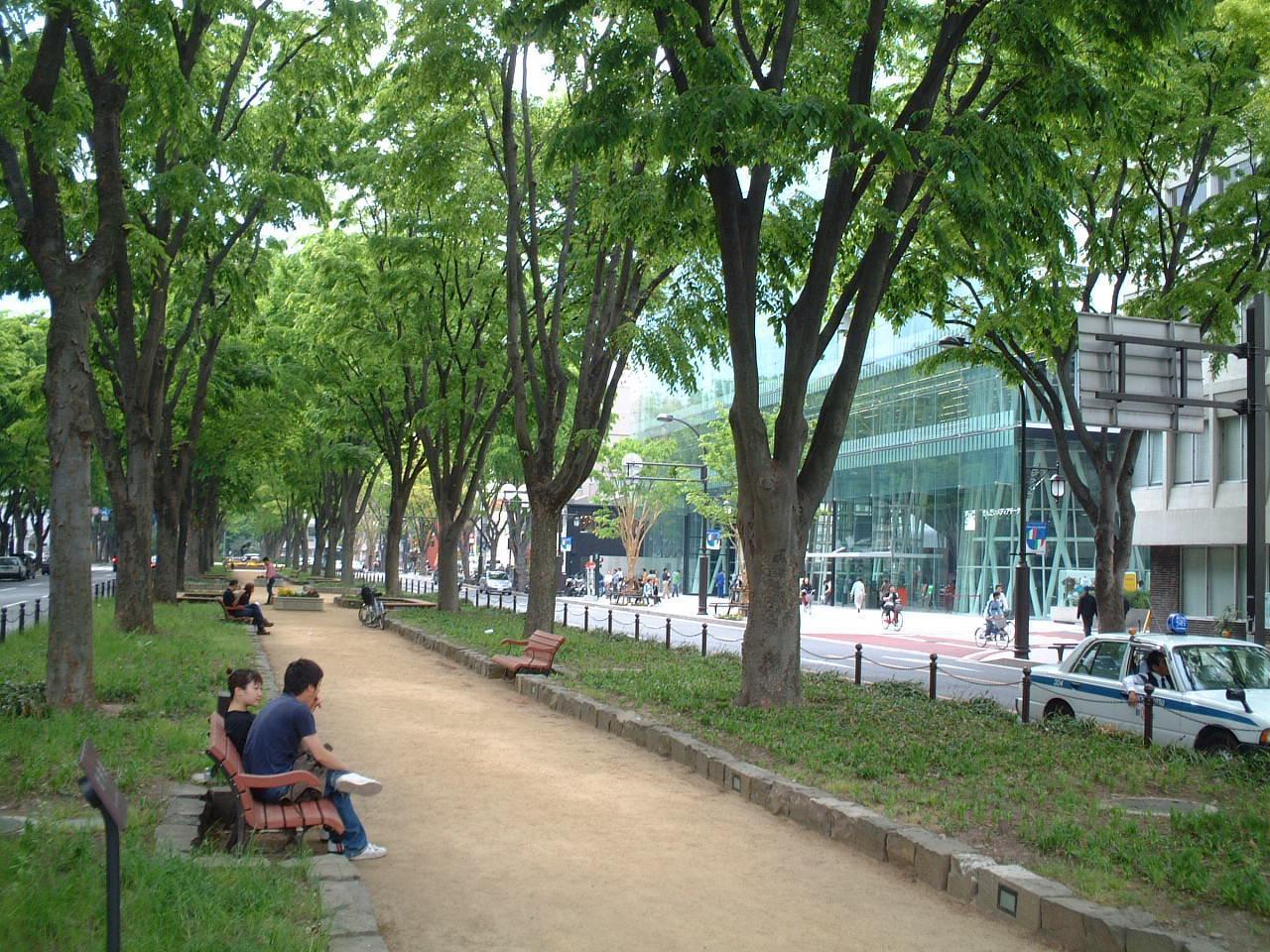 写真 定禅寺通に面したメディアテーク