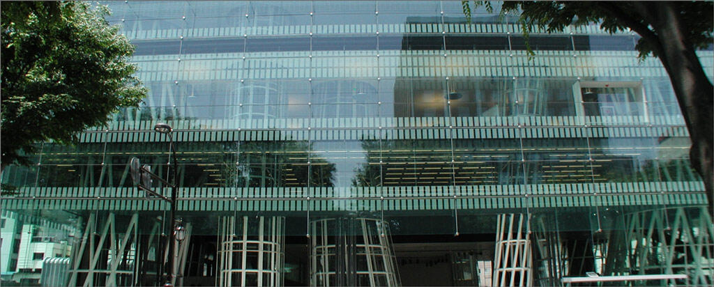 写真 メディアテーク正面