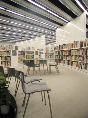 2階児童書7番チューブ付近から北側を撮影