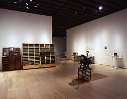 2003年2月に開催された「文字展＠smt」展示の様子