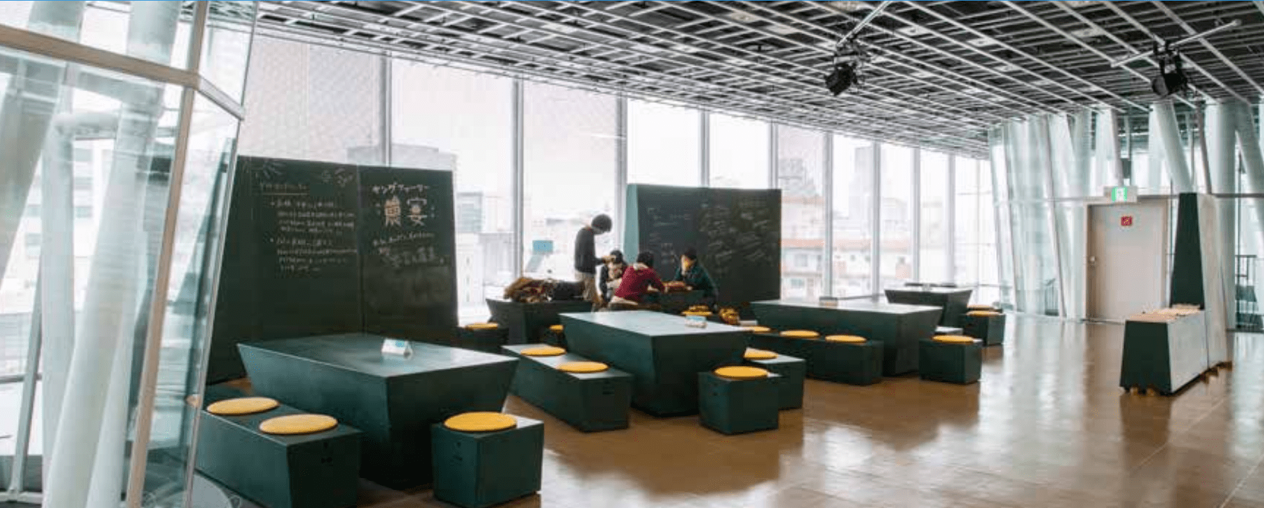 写真 せんだいメディアテークで活動している人々の様子