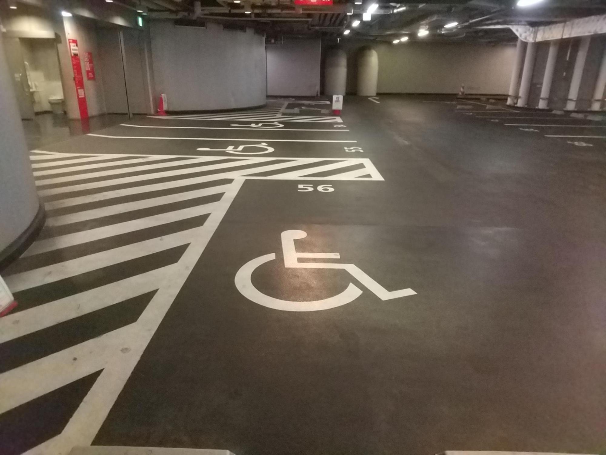 写真 車椅子のかた専用駐車場