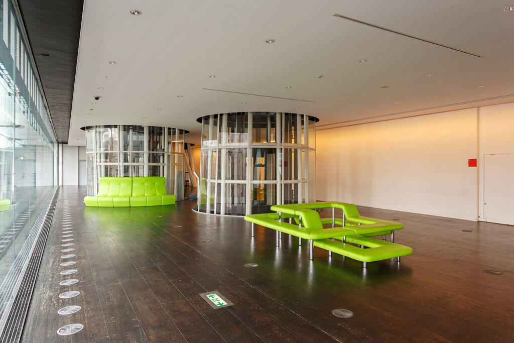 写真 ホワイエの全景