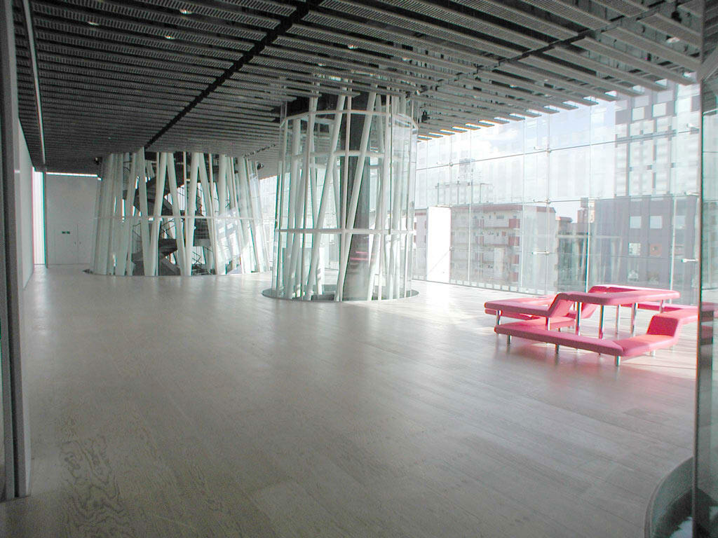 写真 ホワイエの全景