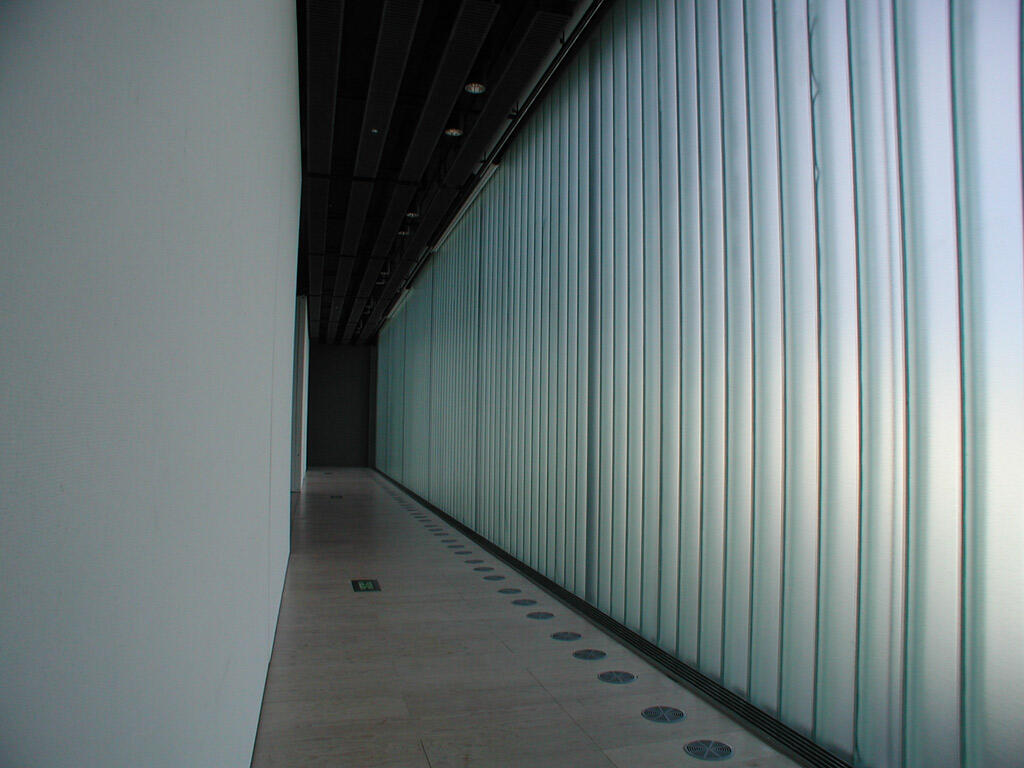 写真 東側通路スクリーンを収納した状態