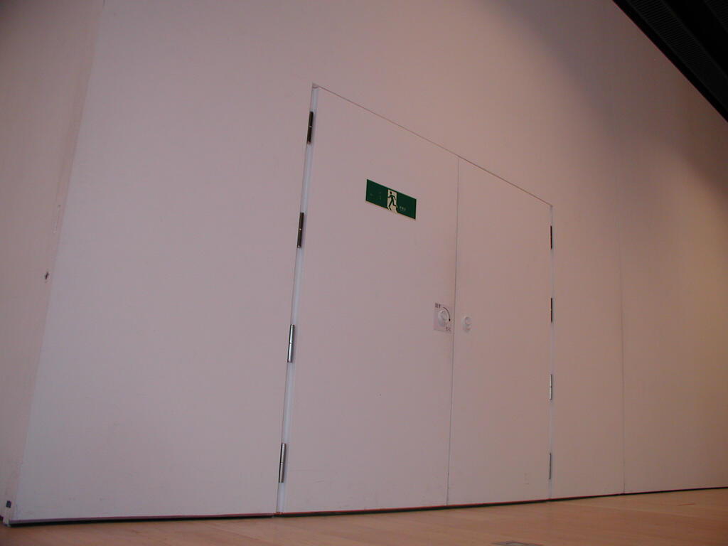 写真 非常扉付き可動パネル